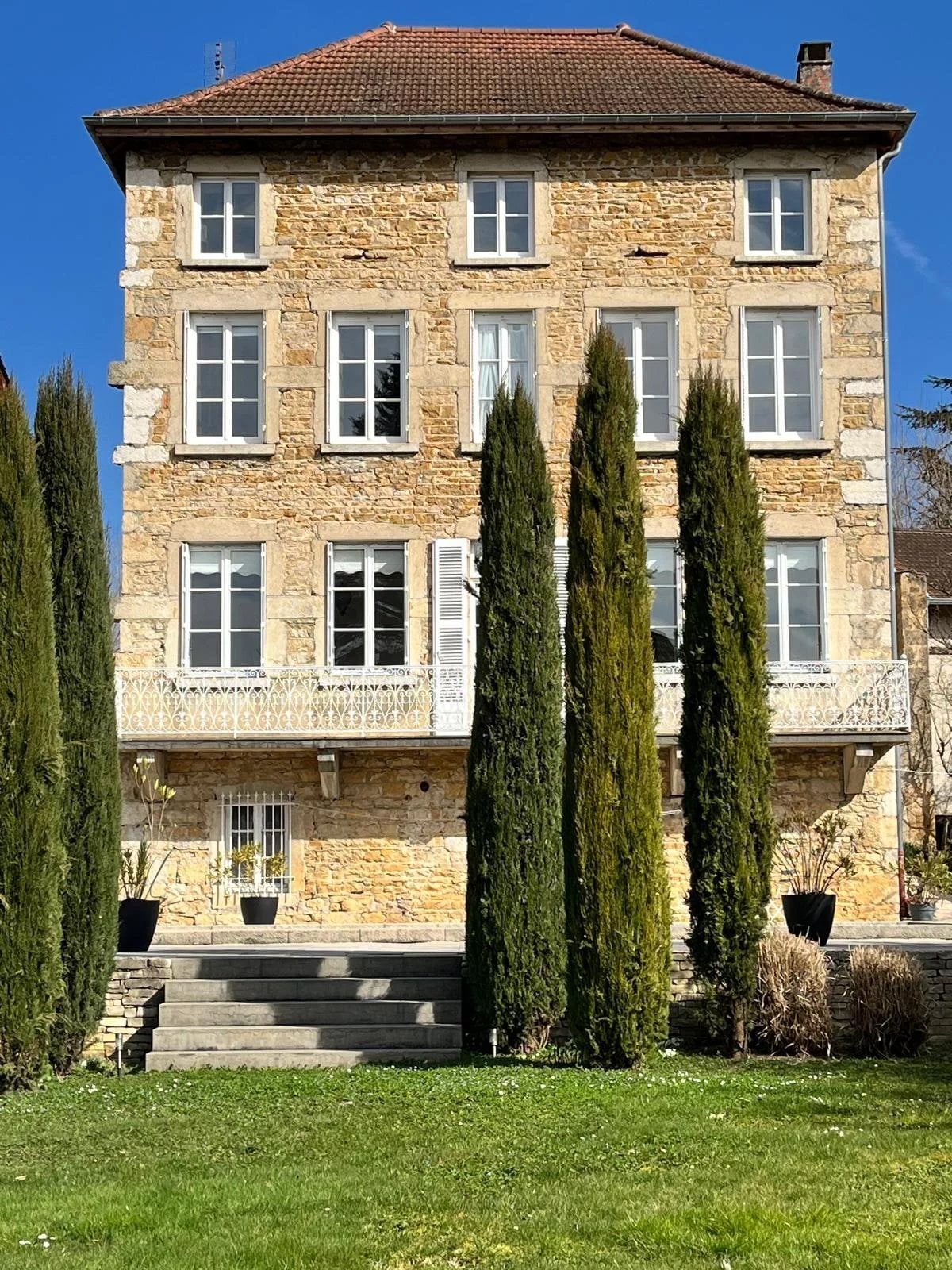JUJURIEUX - MAISON DE MAÎTRE AVEC PISCINE ET TERRAIN DE PÉTANQUE